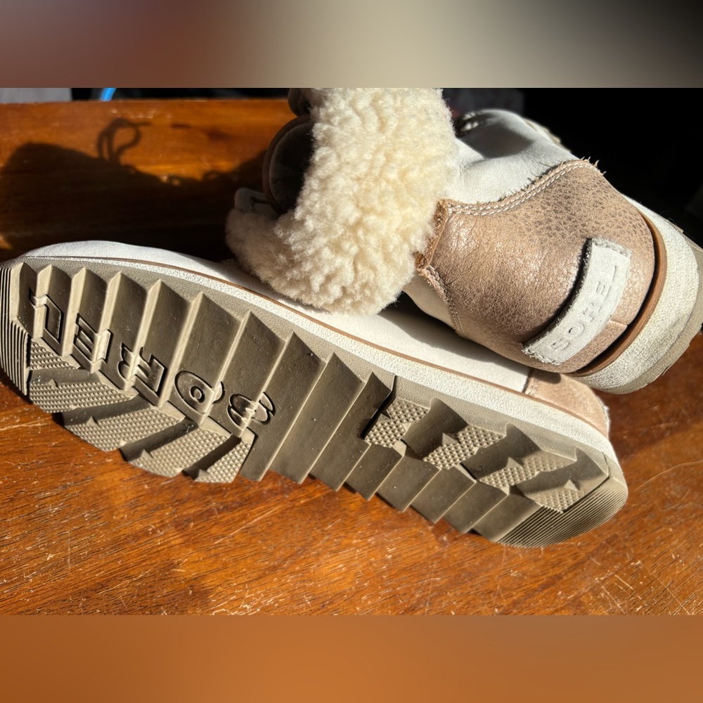 Sorel Cream and Gold Winter Boots - Picture 10 of 12